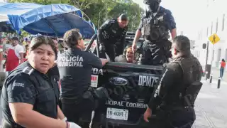 Mujer enloquece, agrede a policías y provoca caos en el centro histórico de Mérida