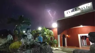 La presencia de una breve pero poderosa tormenta eléctrica amenazó los cielos de Quintana Roo; en parte debido al canal de baja presión en la Península de Yucatán y la onda tropical núm. 10, por lo que en las próximas horas habrán lluvias.