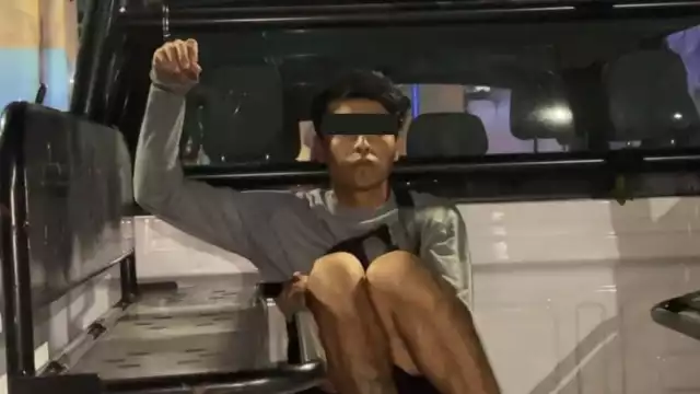 El sujeto fue detenido por elementos policiacos que lo resguardaron en uno de sus vehículos.