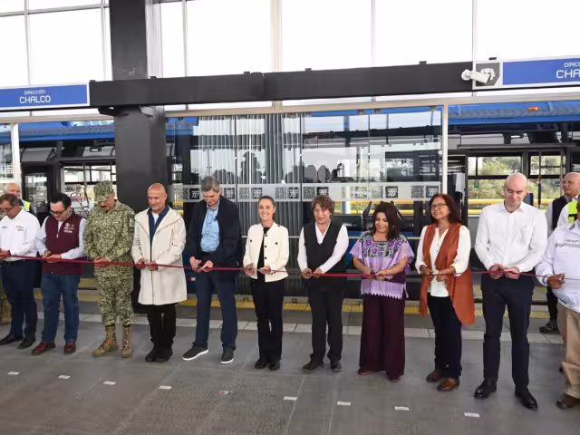 La Presidenta hizo el corte del listón en una de las estaciones del trolebús.