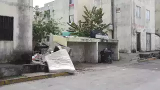 Basureros colmados generan molestias e incertidumbres en Villas del Mar de Cancún