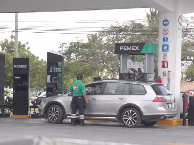 Para ganar un extra, trabajadores limpian los parabrisas o verifican las llantas. Llegan a juntar hasta 250 pesos en una jornada