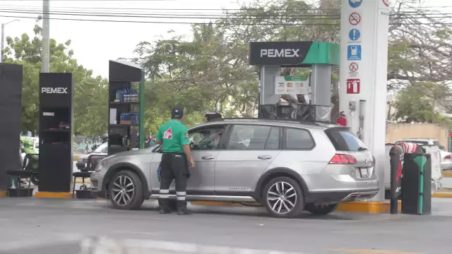 Para ganar un extra, trabajadores limpian los parabrisas o verifican las llantas. Llegan a juntar hasta 250 pesos en una jornada