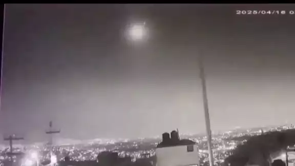 La extraña luz que fue captada durante la madrugada de este 16 de abril La extraña luz que fue captada durante la madrugada de este 16 de abril