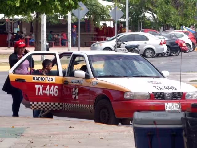 Ciudadanos denuncian cobros excesivos de taxistas en Campeche