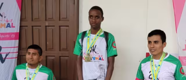 Podio masculino del Medio Maratón en Chetumal