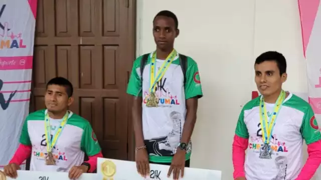 Podio masculino del Medio Maratón en Chetumal