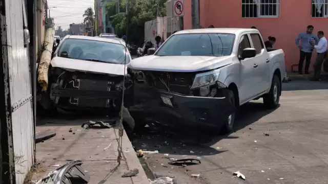 Choque en la colonia Obrera deja daños materiales