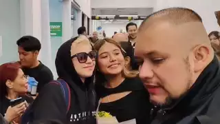 Fans reciben a Mon Laferte en el aeropuerto de Ciudad del Carmen previo a su concierto    