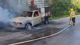 Incendio de camioneta paraliza tráfico en carretera libre a Mérida