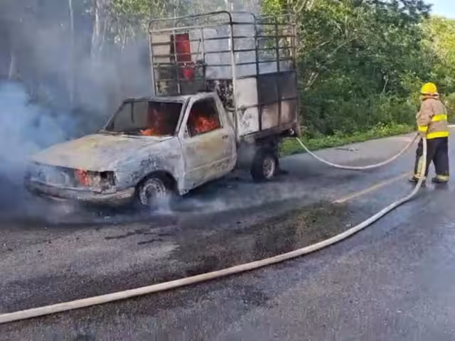 La camioneta fue consumida por las llamas, pero no hubo lesionados.