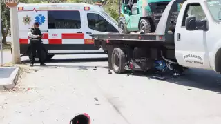 Grúa embiste y arrastra a motociclista en el norte de Mérida 