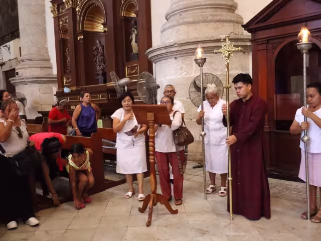 Durante la ceremonia se realizó un recorrido similar al viacrucis, pero en orden inverso en las 14 estaciones