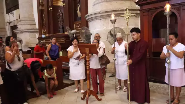 Durante la ceremonia se realizó un recorrido similar al viacrucis, pero en orden inverso en las 14 estaciones