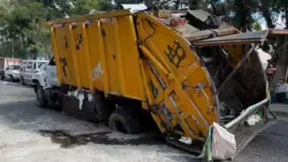 Nuevo socavón en la CDMX se “traga” camión de basura; ahora es en la GAM, ¿cuál es el saldo?