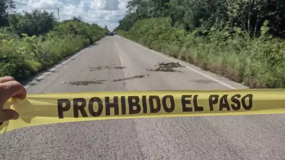 Debido al impacto del choque, el conductor de la moto y la copiloto salieron hacia el asfalto
