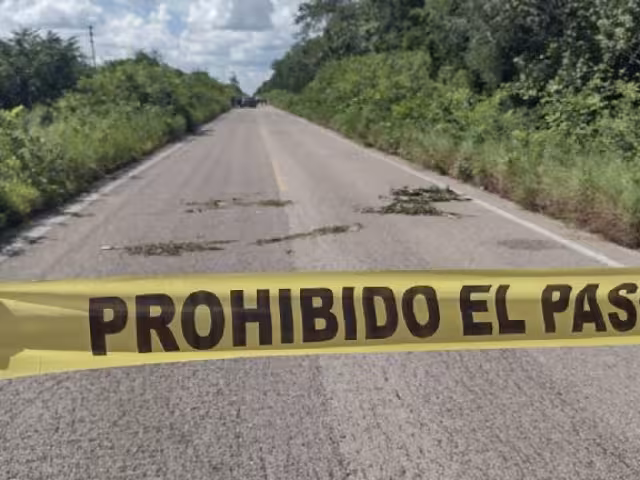 Debido al impacto del choque, el conductor de la moto y la copiloto salieron hacia el asfalto
