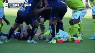 Delantero de Puebla convulsiona en pleno partido contra Querétaro tras fuerte choque 