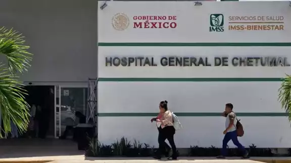 Enfermeros del Hospital General de Chetumal reclaman pagos atrasados.