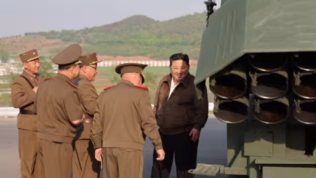 Kim Jong-un presidente de Corea del Norte supervisando el nuevo sistema de lanzacohetes