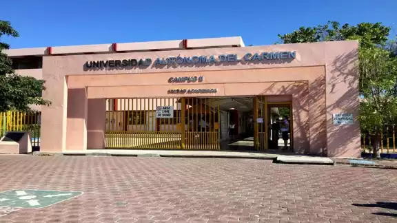 Estudiantes de Ingeniería Civil en la UNACAR denuncian reducción arbitraria de materias y retiro de docentes.