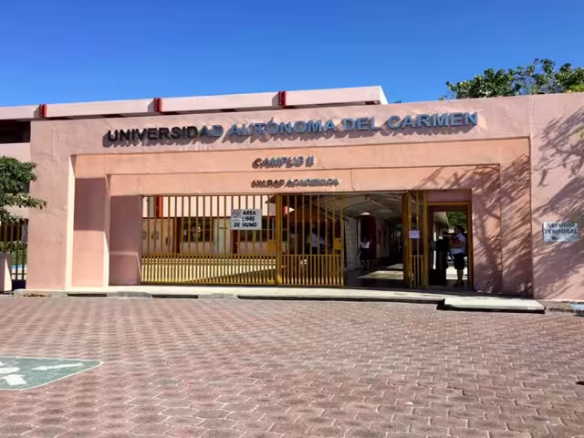 Estudiantes de Ingeniería Civil en la UNACAR denuncian reducción arbitraria de materias y retiro de docentes.