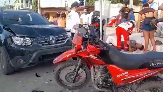 Dos albañiles en motocicleta resultaron lesionados tras ser impactados por una camioneta que no hizo alto obligatorio.