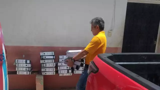 Peritos de la FGE acudieron al lugar para realizar el levantamiento de los documentos y su resguardo oficial