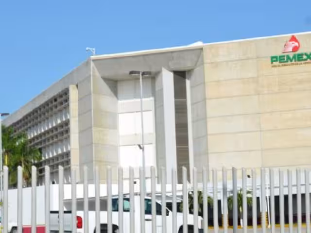 PEMEX busca ahorrar a través del recorte de personal de confianza.