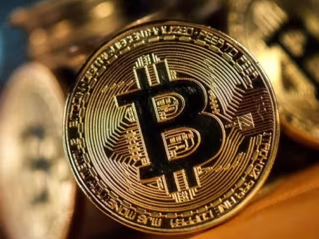 Bitcoin alcanza 100 mil dólares en valor, el más alto en su historia.