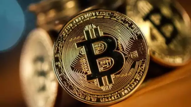 Bitcoin alcanza 100 mil dólares en valor, el más alto en su historia.
