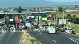 Bloqueo en la autopista Morelia-Zinapécuaro cumple 24 horas; agricultores exigen 7 mil 200 pesos por tonelada de maíz
