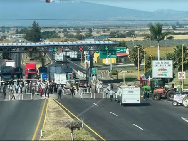 El conflicto refleja la tensión persistente entre los agricultores y las autoridades sobre los precios de garantía del maíz