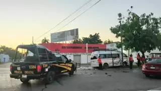 Patrulla de la SSP  y camioneta chocan en la avenida Itzáes de Mérida:  Cinco personas resultan lesionadas   