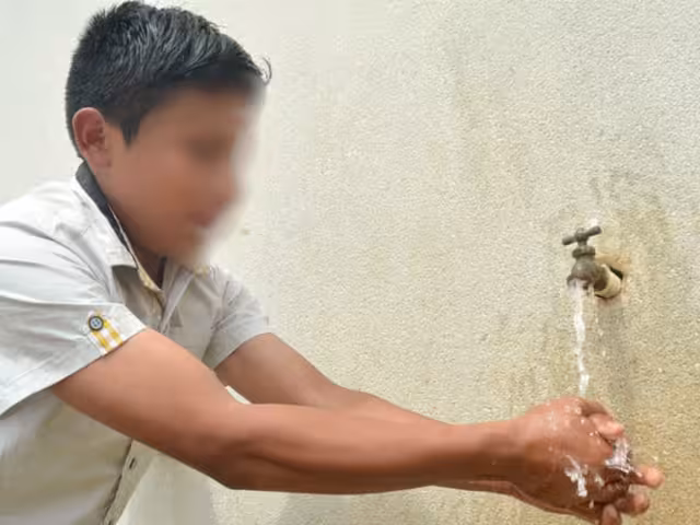 Verificadores revisan que el agua tenga un buen nivel de cloro