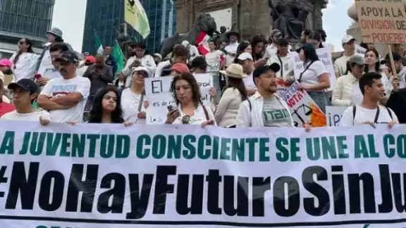 Los jóvenes arribaron a la emblemática columna en Paseo de la Reforma