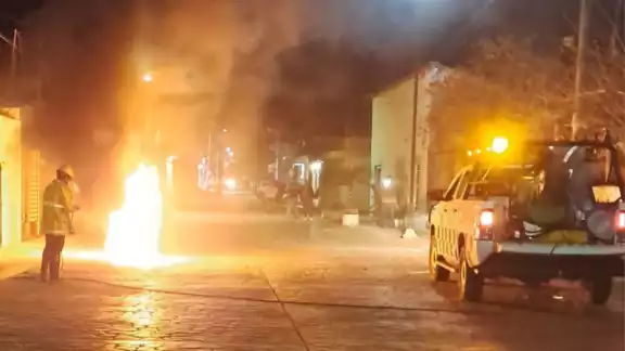 Una motocicleta se incendió anoche en el barrio Chen Pec, en Champotón, debido a un cortocircuito. Una motocicleta se incendió anoche en el barrio Chen Pec, en Champotón, debido a un cortocircuito.