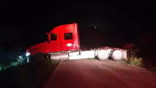 Tráiler bloquea por seis horas carretera Hopelchén–Campeche tras accidente