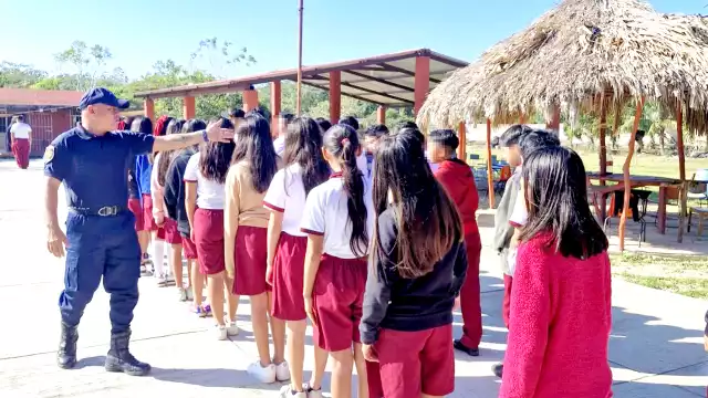 Algunos opinan que este problema social comienza  fuera del hogar, cuando los muchachos están expuestos.