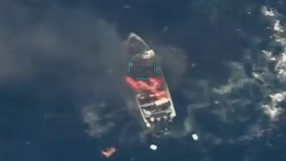 La embarcación fue totalmente destruida por las fuerzas armadas de EEUU. La embarcación fue totalmente destruida por las fuerzas armadas de EEUU.