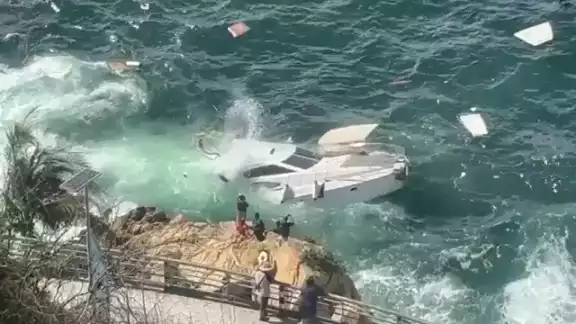 Un grupo de 15 turistas quedó atrapado en el hundimiento de un yate en La Quebrada, Acapulco Un grupo de 15 turistas quedó atrapado en el hundimiento de un yate en La Quebrada, Acapulco