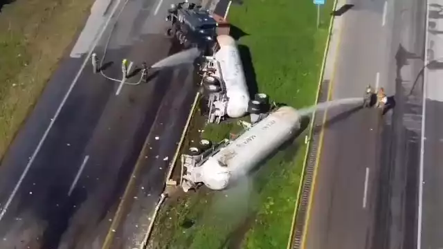 La carretera Mérida-Campeche está cerrada en ambos sentidos debido a la volcadura de un tráiler con gas licuado
