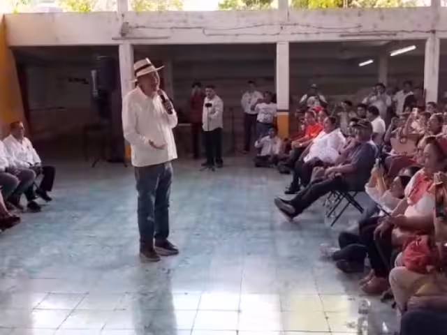 Docentes le dan la bienvenida al Senador Noroña en su visita a Calkini