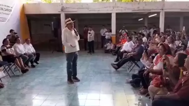 Docentes le dan la bienvenida al Senador Noroña en su visita a Calkini