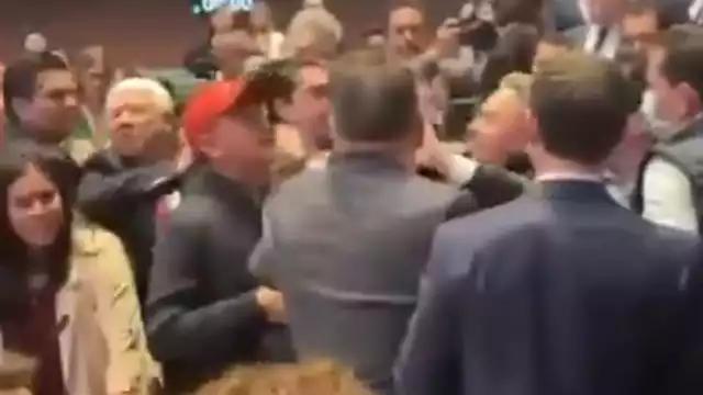 Senador Mario Vázquez presenta denuncia ante la FGR contra Miguel Ángel Yunes.