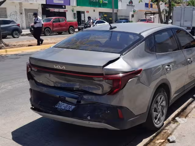 Aparatoso accidente deja daños valuados en 180 mil pesos