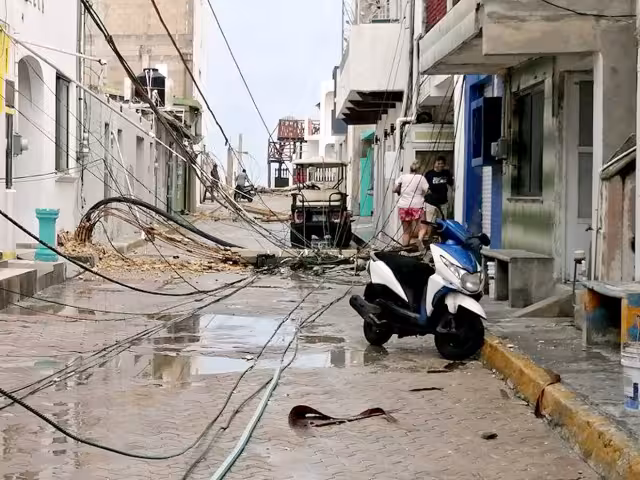 Isla Mujeres registra alrededor de 50 postes caídos a un mes del paso de “Beryl”