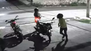 Dos hombres robaron una motocicleta aparcada fuera de un domicilio en Kalá en cuestión de segundos