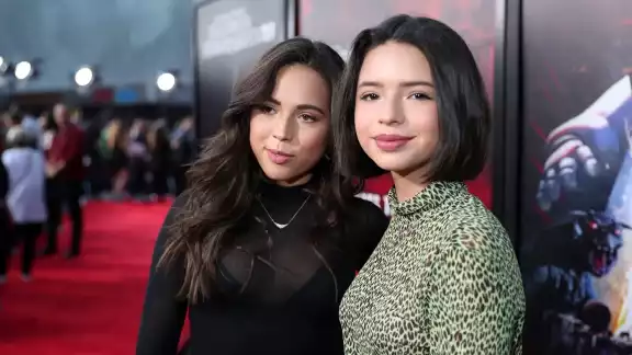 Así cantó Majo Aguilar, prima de Ángela, el himno nacional en la pelea del Canelo Así cantó Majo Aguilar, prima de Ángela, el himno nacional en la pelea del Canelo