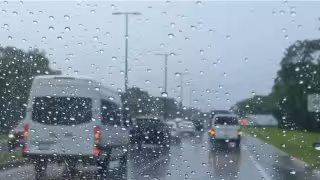 Fuerte lluvia se presenta en los alrededores del aeropuerto de Cancún